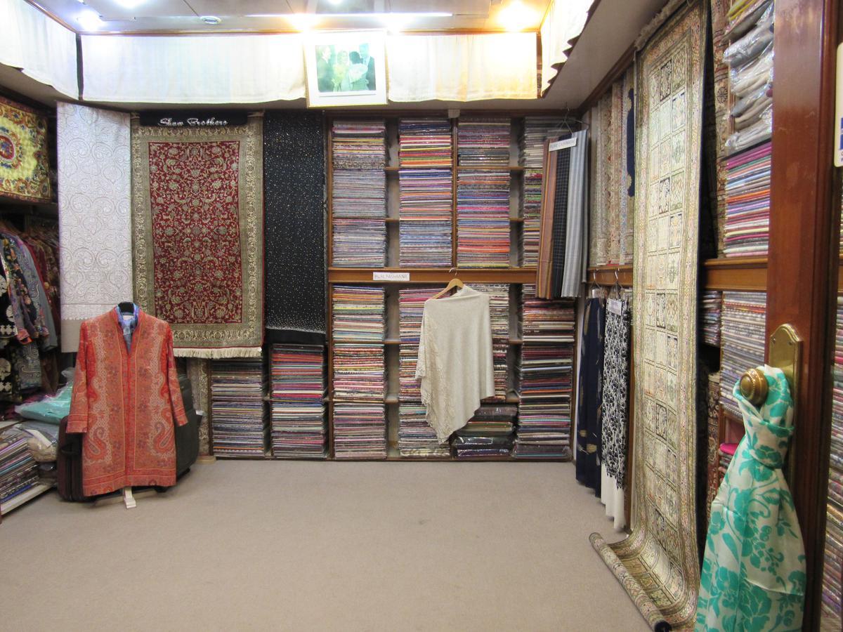 Eros Hotel New Delhi, Nehru Place Luaran gambar A shop in Srinagar selling pashmina shawls