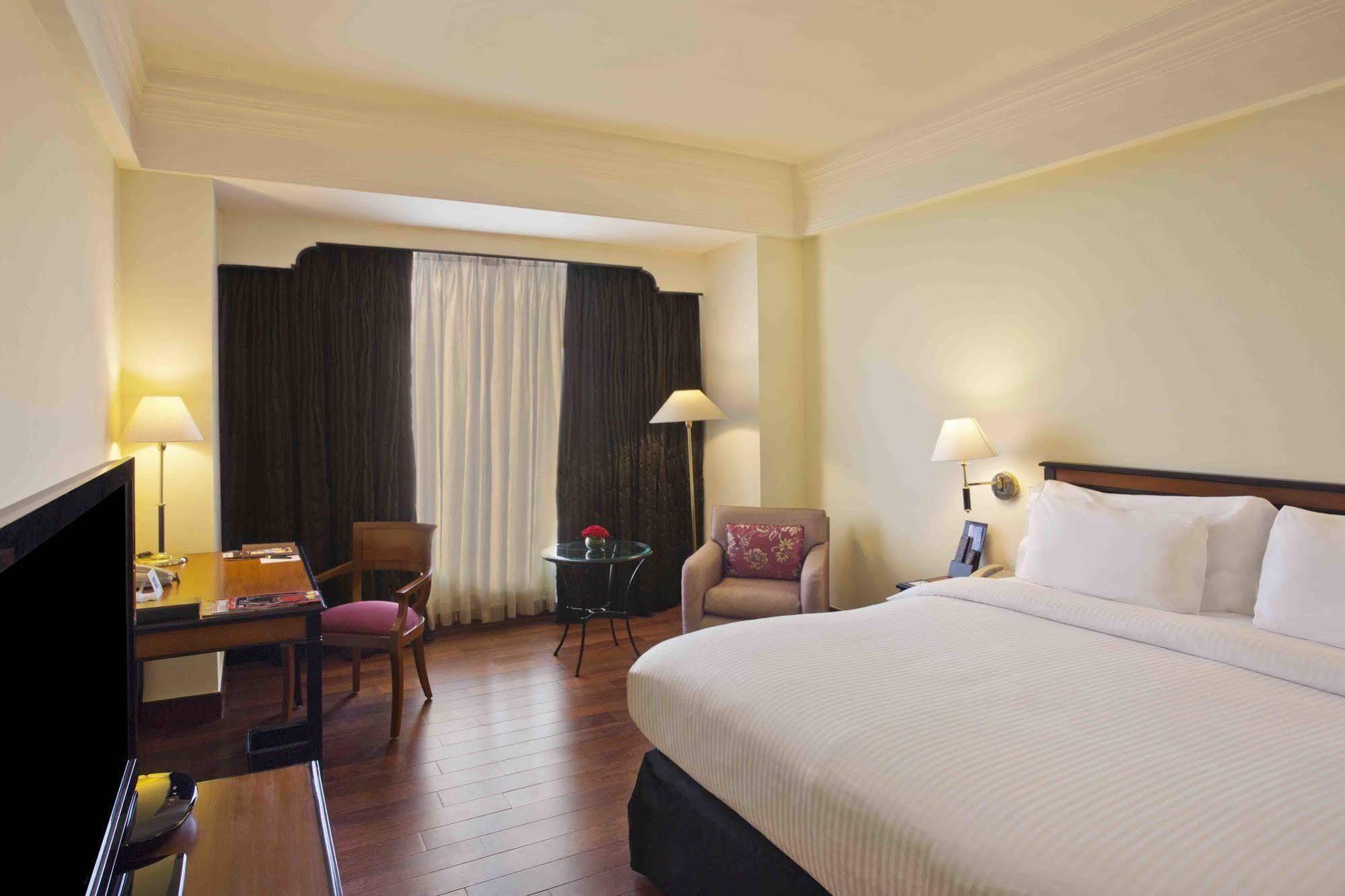 Eros Hotel New Delhi, Nehru Place Luaran gambar A room at the hotel
